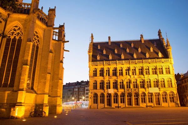 Leuven - gotisches Rathaus und Peterskathedrale in der Abenddämmerung — Stockfoto