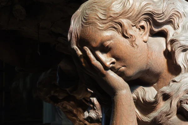 MECHELEN - SEPTEMBER 4: Huggen relief av gråtande ängel i Onze-Lieve-Vrouw-va n-Hanswijkbasiliek kyrka den 4 september 2013 i Mechelen, Belgien. — Stockfoto