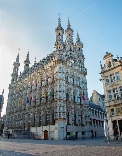 Leuven - gotische stadhuis in ochtend — Stockfoto