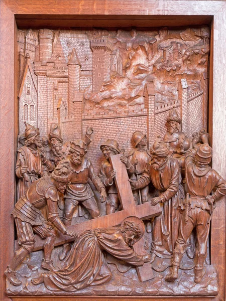 ANTWERP, BÉLGICA 5: Caída de Jesús bajo la cruz. Relieve tallado en la iglesia de San Pablo (Paulskerk) el 5 de septiembre de 2013 en Amberes, Bélgica — Foto de Stock