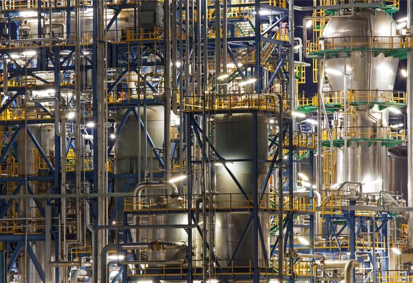 Refinería de petróleo Schwechat en Austria por la noche — Foto de Stock