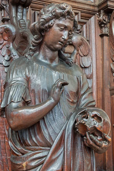 ANTWERP, BELGIUM - SEPTEMBER 5: Carved statue of angel with the skull in St. Pauls church (Paulskerk) on September 5, 2013 in Antwerp, Belgium. — Stock Photo, Image