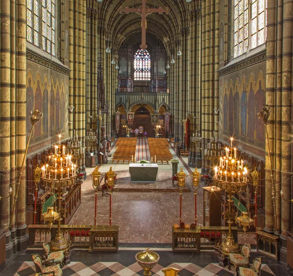 Antwerpia, Belgia - 5 września: nawy i prezbiterium kościoła joriskerk lub st. george z 19. procent. 5 września 2013 r. w Antwerpii, Belgia — Zdjęcie stockowe