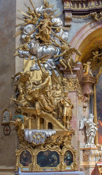 维也纳-7 月 3 日： 雕塑的殉道的圣 · 约翰在巴洛克式的圣彼得教堂侧面祭坛上 nepomuk 或 peterskirche 上 2013 年 7 月 3 日维也纳. — 图库照片