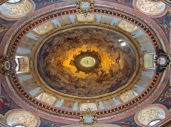 VIENNA - JULY 3: Cupola of baroque st. Peter church or Peterskirche with the fresco from year 1713 by Johann Michael Rottmayr on July 3, 2013 Vienna. — Stock Photo, Image