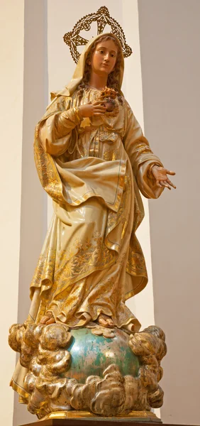 Toledo - märz 8: geschnitzte und vielfarbige statue der jungfrau maria in der kirche von san idefonso am märz 8, 2013 in toledo, spanien. — Stockfoto