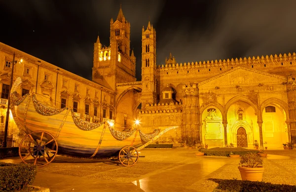 Palermo - Zuid-portaal of kathedraal duomo nachts — Stockfoto