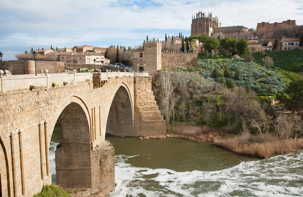 Toledo - wygląd do san martin s panny młodej lub puente de san martin do klasztoru Świętego Jana króla w świetle poranka — Zdjęcie stockowe