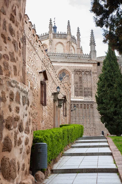 Toledo - 8 maart: west gevel van monasterio san juan de los reyes of klooster van Sint Jan van de koningen op 8 maart 2013 in toledo, Spanje. — Stockfoto
