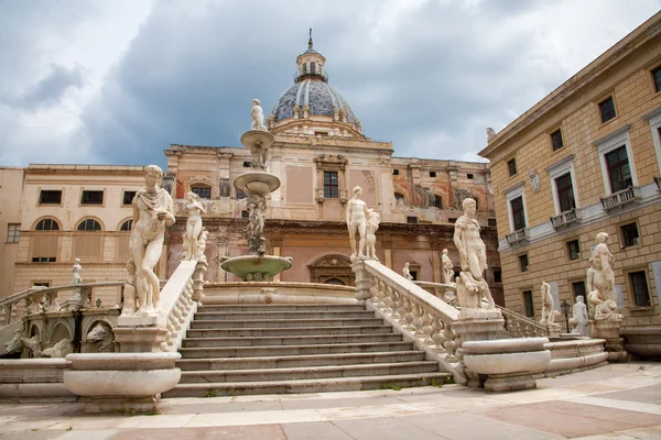 Palermo - florentské kašna na náměstí piazza pretoria — Stock fotografie