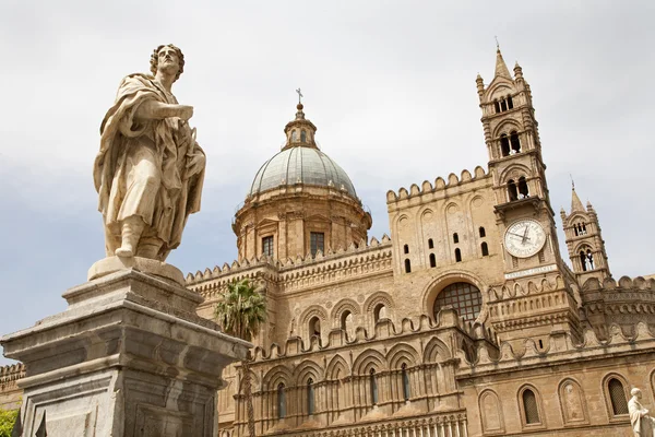 Palermo - Zuid-portaal of kathedraal duomo en het standbeeld van Sint eustatius — Stockfoto