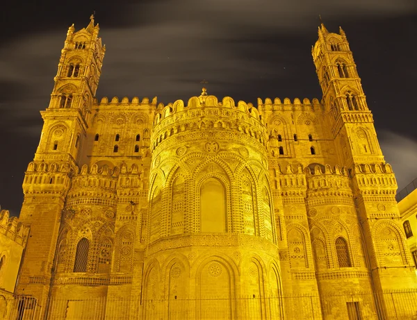 Palermo - Katedrali'nin veya gothic-Katalanca tarzı gece duomo sanctuary — Stok fotoğraf