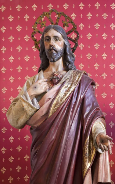 MADRID 10 MARTIE: Statuia inimii lui Isus de la chruch San Jeronimo el Real pe 10 martie 2013 la Madrid . — Fotografie, imagine de stoc