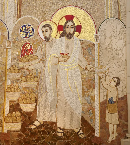 MADRID - MARÇO 10: Mosaico moderno do milagre da multiplicação de alimentos por pater Rupnik da Capilla del Santisimo na catedral de Almudena em 10 de março de 2013 na Espanha . — Fotografia de Stock