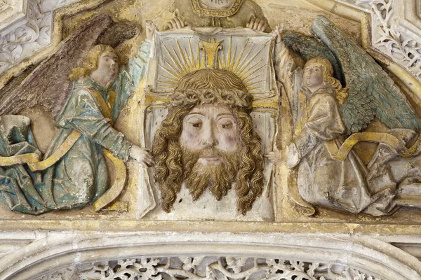 Toledo - 8 maart: detail van portaal van gotische atrium van monasterio san juan de los reyes of klooster van Sint Jan van de koningen op 8 maart 2013 in toledo, Spanje. — Stockfoto