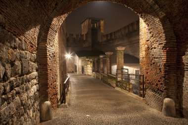 Verona - gece scaligero Köprüsü - ponte scaligero