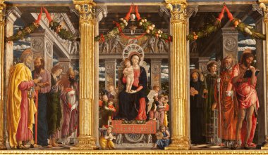 Verona - 27 Ocak: ahşap sunak - parça maesta della virgine tarafından 27 Ocak 2013 tarihinde basilica di san zeno 1457-1459 yaşındaki andrea mantegena, verona, İtalya.