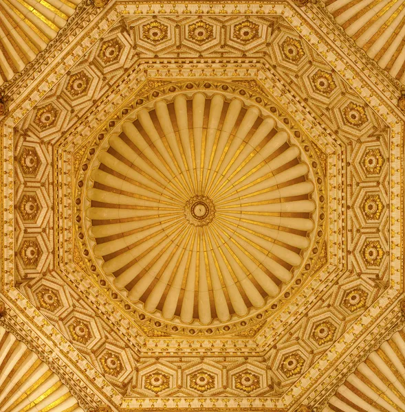 TOLEDO - 8 DE MARZO: Cúpula de la Sinagoga Santa María la Blanca. Fecha de construcción en algún momento a finales del siglo XII o principios del siglo XIII el 8 de marzo de 2013 en Toledo, España . — Foto de Stock