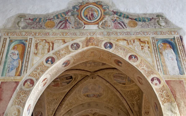 VERONA - 27 DE ENERO: Fresco del arco de la capilla Medici en la iglesia de San Bernardino el 27 de enero de 2013 en Verona, Italia . — Foto de Stock