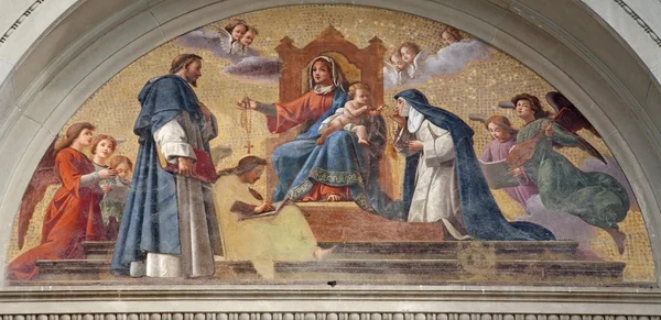 Bergamo - januari 29: madonna med barnet och heliga john från korset och theresia av avila från portal av St stephen och st.bartholomew kyrkan på 29 januari 2013 i bergamo, Italien. — Stockfoto