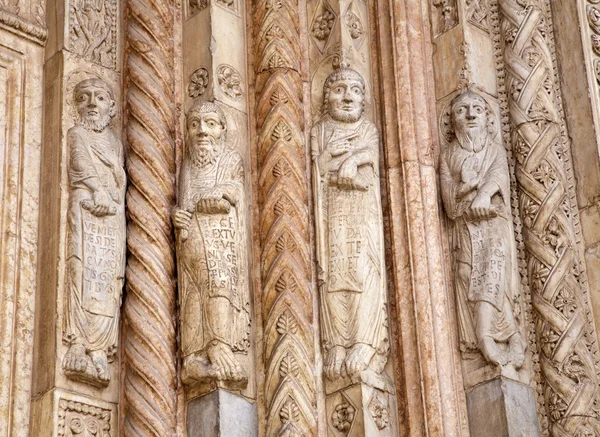 VERONA - JANEIRO 27: Detalhe das estátuas dos profetas do portal principal de Duomo em 27 de janeiro de 2013 em Verona, Itália — Fotografia de Stock