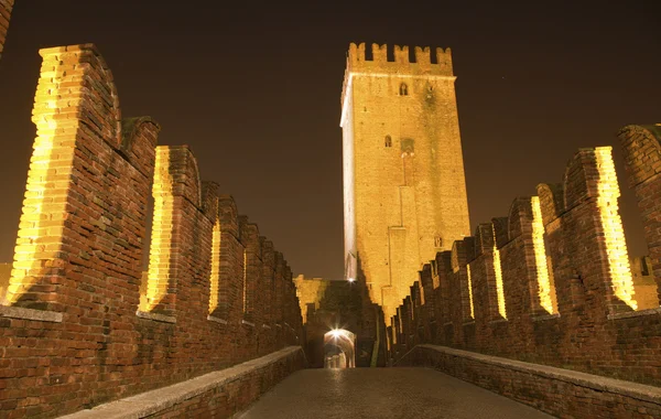 Verona - Scaligero bridge at night - Ponte Scaligero — Stock Photo, Image