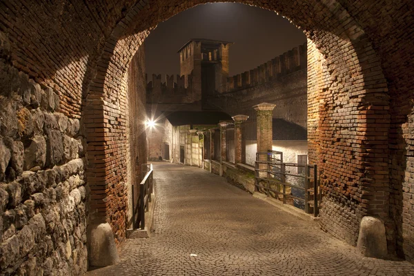 Verona - Scaligero bridge at night - Ponte Scaligero — Stock Photo, Image