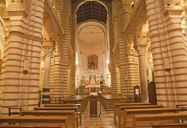 VERONA - 27 DE ENERO: Nave de iglesia románica de San Lorenzo construido en 12. cent.. altar mayor fue creado por Domenico Brusarzio en 1562 el 27 de enero de 2013 en Verona, Italia —  Fotos de Stock