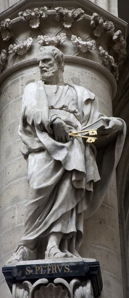 BRUSSELS - JUNE 22: Statue of st. Peter apostle from gothic cathedral of Saint Michael on June 22, 2012 in Brussels.v — Stock Photo, Image