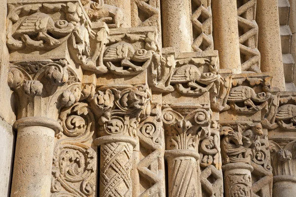 Boedapest - 22 september: detail van gotische hoofdsteden van west portal op kerk van jak in de buurt van vajdahunyad castle op 22 september 2012 in Boedapest. — Stockfoto