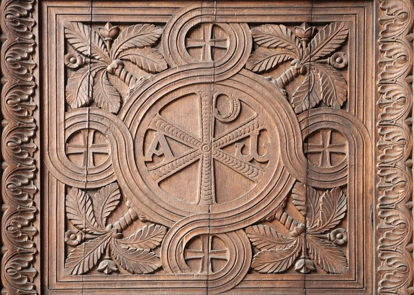 Mailand - Detail aus dem Kirchentor - Schnitzerei des jungfräulichen Marien-Monogramms - Kirche Sant Agostino — Stockfoto