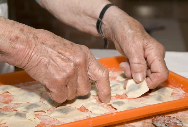 Las manos de la abuela a la cocción — Foto de Stock