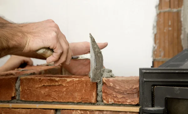 Hand des Maurers bei der Arbeit — Stockfoto