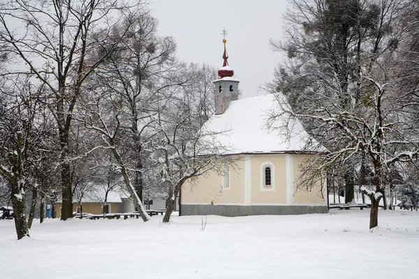 Capela no inverno - meio Eslováquia — Fotografia de Stock