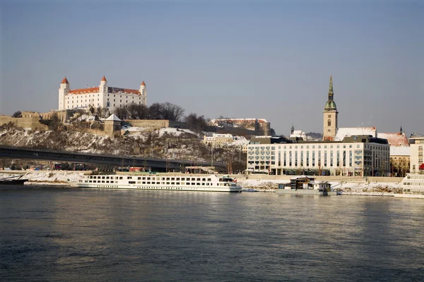 Братислава взимку - замок і собор — стокове фото