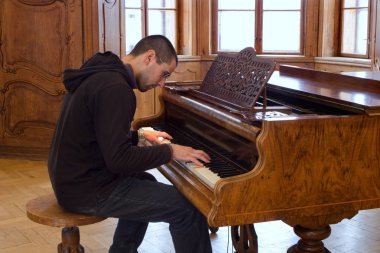 piyanist İçişleri eski casltle