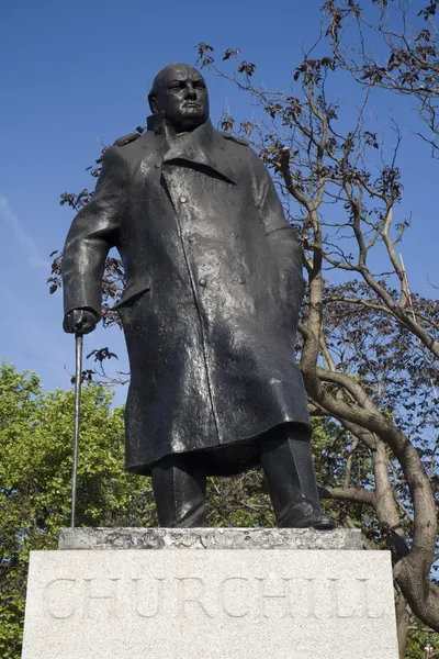 Londres Estatua de Winston Churchill por el parlamento — Foto de Stock