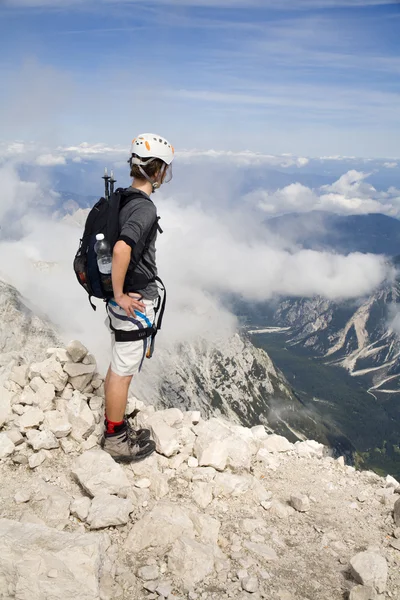 Montañista en la cumbre del pico Jalovec en los Alpes Julianos - Eslovenia —  Fotos de Stock
