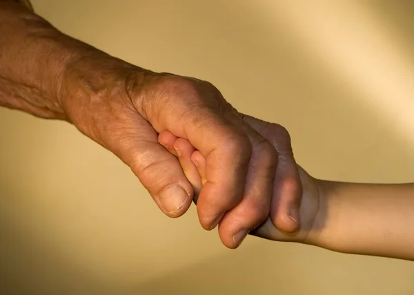 Mano de mujer vieja y joven — Foto de Stock