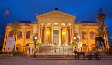 Palermo, İtalya - 8 Nisan 2013: teatro massimo tarafından mimar giovani battista filippo basile sabah karanlığında. Bina 1897 yılında tamamlandı.