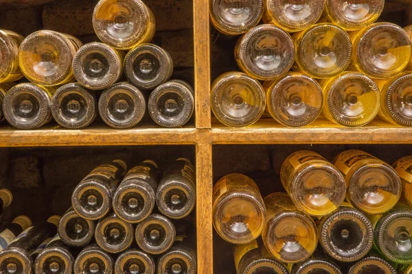 BRATISLAVA, ESLOVAQUIA - 23 DE ENERO DE 2014: Detalle de botellas de interior de vino callar de gran productor eslovaco . — Foto de Stock