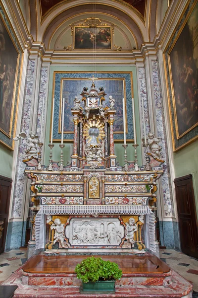 BERGAMO, ITÁLIA - JANEIRO 29, 2013: Mosaico um altar lateral barroco na igreja San Alessandro della Croce . — Fotografia de Stock