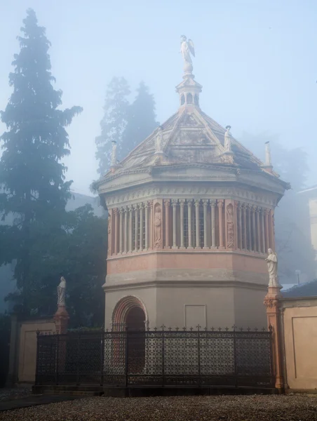 Bergamo - batistério octogonal construído em 1340 por Giovanni da Campione na neblina da manhã . — Fotografia de Stock