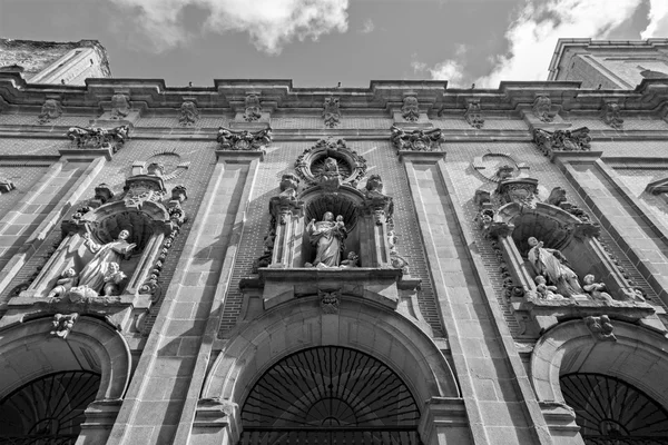 MADRID, SPAIN - MARCH 10, 2013: Facade of baroque church San Millan e San Cayetano. — Stock Photo, Image