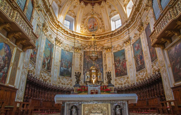 BERGAMO, ITALIA - 26 DE ENERO DE 2013: Presbiterio de Dom con los frescos de 18. cent por más pintores . — Foto de Stock