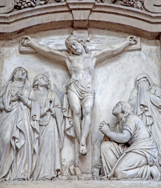 BRUSELAS, BÉLGICA - 21 DE JUNIO DE 2012: El alivio de la crucifixión de la iglesia de San Juan Bautista . —  Fotos de Stock