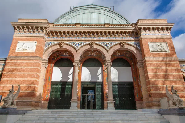 MADRID - 9 MARZO: Facciata del Palacio de Velasquez nel parco di Buen Retiro il 9 marzo 2013 a Madrid . — Foto Stock