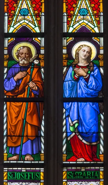 BRATISLAVA, SLOVAKIA - JANEIRO 14, 2014: Virgem Maria e S. José na janela de 19. de manufaturas de Karol Geyling e Eduard Kratzmann em St. Martin catedral . — Fotografia de Stock