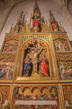 Bratislava, Slovakya - 14 Ocak 2014: yan sunak curcufixion. 19 oyulmuş. cent. st. ulrich st. martin katedral içinde Gotik yan sunak üzerinde gelen Ferdinand prinoth tarafından.