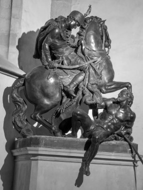 BRATISLAVA, SLOVAKIA - 14 HAZİRAN 2014: Aziz Martin heykeltraş Georg Rafael Donner tarafından yapılan heykel 1734 yılında St. Martin Katedrali 'nde.